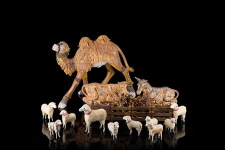 Lotto composto da figure da presepe: cammello, mangiatoia col bue e...