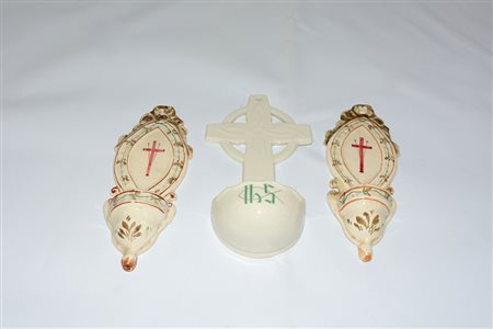 Lotto composto da tre acquasantiere in ceramica policroma di misure diverse...