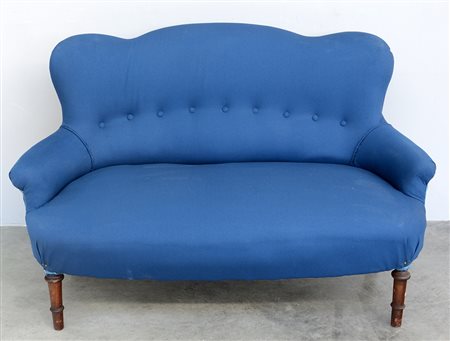 Divanetto a due posti, imbottito con schienale e braccioli sagomati. Piedi...