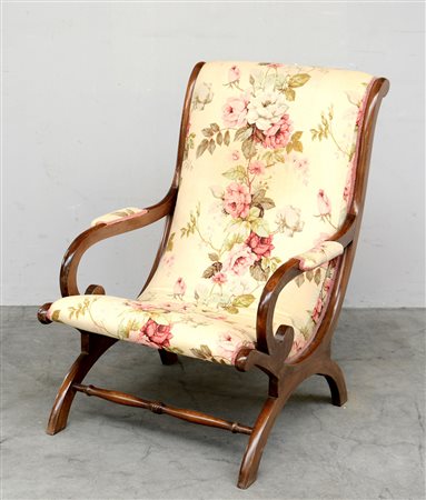 Poltrona da riposo con braccioli e gambe sagomate ricoperta con tessuto a...