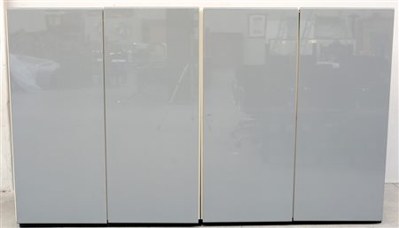 Armadio basso "Elan" a quattro ante laccate grigio. Produzione italiana, anni...