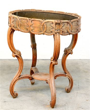 Fioriera ovale con fascia intagliata a motivi vegetali, gambe sagomate...