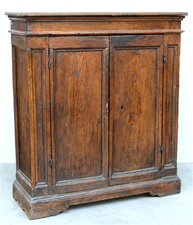 Antica credenza in rovere a due ante sul fronte riquadrate, piedi sagomati...