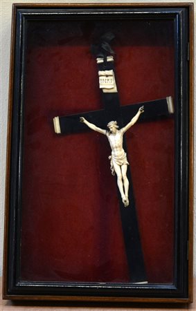 Arte del sec. XIX. Cristo crocefisso in avorio scolpito montato su croce in...