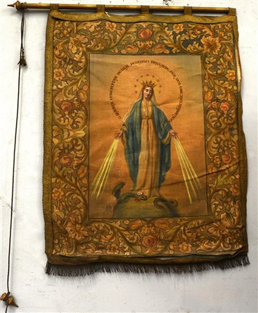 Stendardo a succo d'erba raffigurante Madonna entro cornice floreale