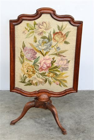 Parascintille di forma sagomata in noce decorato con stoffa a piccolo punto...