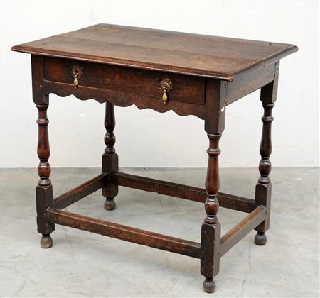 Antico tavolino rettangolare in rovere ad un cassetto sottopiano (cm...