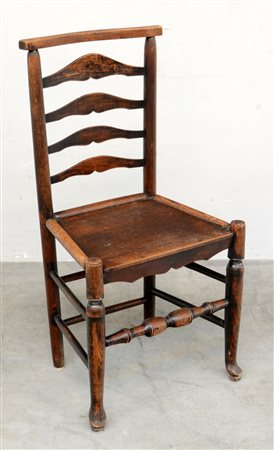 Sedia con schienale a giorno con gambe e traverse tornite (difetti)