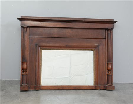 Caminiera rettangolare con profilo interno intagliato e dorato a palmette....