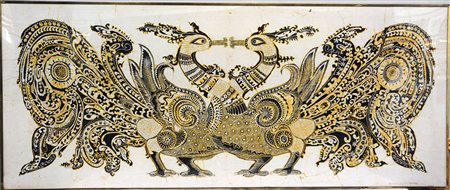 Eric Suriyasena Ricamo di gusto orientale decorato con figure di pavoni (cm...