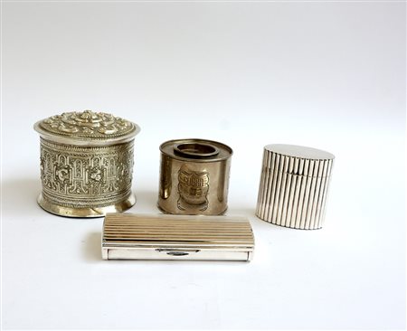 Lotto composto da quattro contenitori in metallo argento per usi differenti...