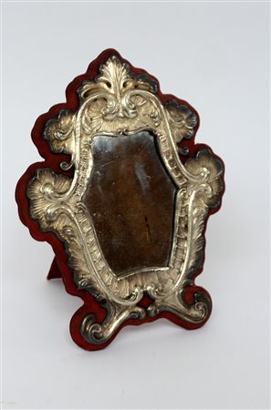 Specchierina da tavolo in argento con cornice barocca montata su pannello...