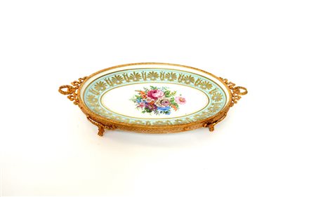 Manifattura francese, centrotavola ovale con piedini e ringhiera in metallo...