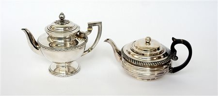 Lotto di due teiere di gusto inglese in metallo argentato (h max cm 18)...
