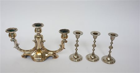 Lotto composto da un candelabro a tre fiamme e tre candelieri in metallo...