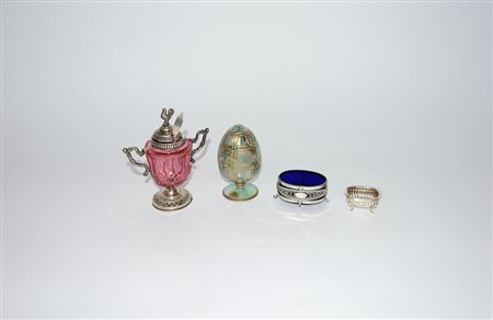 Lotto composto da una senapiera, due saliere in argento e vetro, ed un uovo...