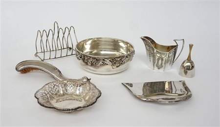 Lotto composto da un piattino a bordo traforato, un centrotavola, una...