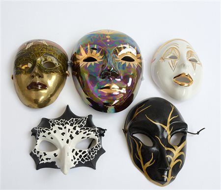 Lotto di cinque maschere carnascialesche dipinte e smaltate, in ceramica,...