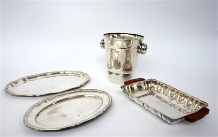 Lotto composto da due vassoietti ovali, uno rettangolare con manici in legno...