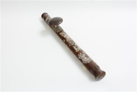 Pipa da oppio in legno intarsiato in madreperla decorata con figure...
