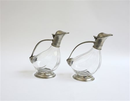 Lotto di due versatoi da tavola a forma d'anatra stilizzata, in vetro e...