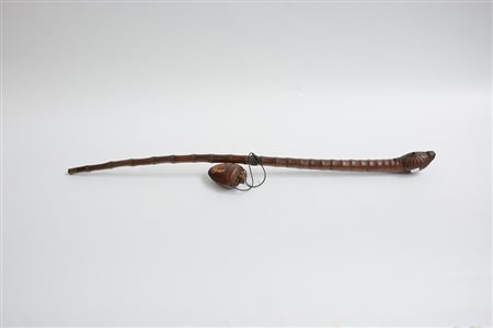 Pipa in bamb˘ con applicazioni in metallo inciso e portatabacco con presa del...