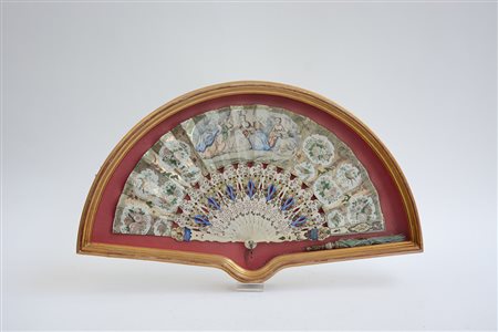 Ventaglio con stecche in avoriolina traforate e dipinte a fiori e dorature,...