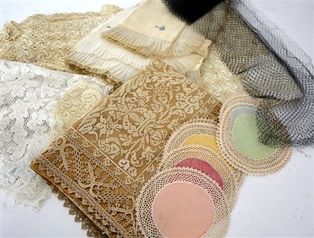 Scatola contenete diversi pizzi di varie fogge e dimendioni diverse (difetti)