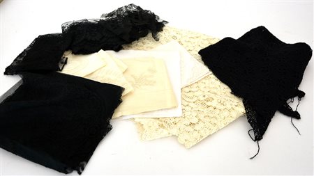 Scatola contenete diversi pizzi e fazzoletti, materiali e misure diverse...