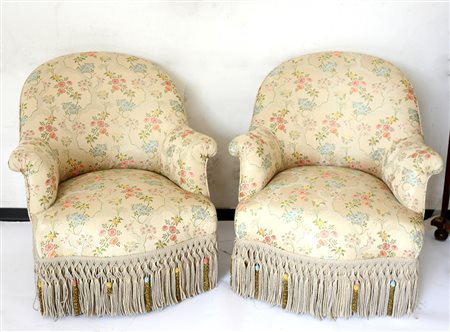 Due poltrone da camera con braccioli sagomati, gambe tornite e dorate munite...
