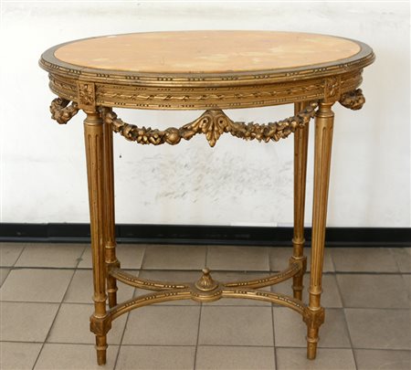 Tavolo da salotto in legno intagliato e dorato, decorato da festoni floreali,...