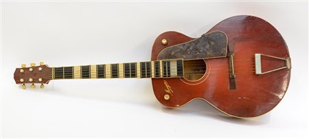 Chitarra elettro-acustica Mogar, Milano 1950 c. Cassa in acero, tavola in...