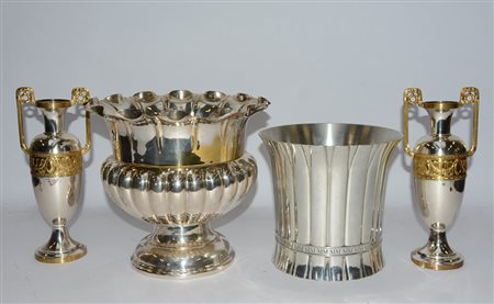 Lotto composto da un rinfrescatoio, due vasi stile impero e un centrotavola...