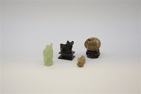 Lotto composto da un uovo con base in legno e tre sculture orientali in...
