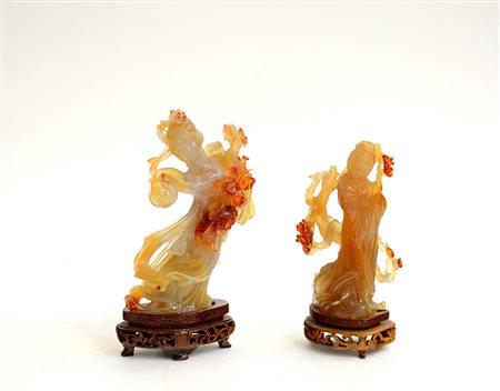 Due figure in corniola raffiguranti geishe con fiori (difetti)