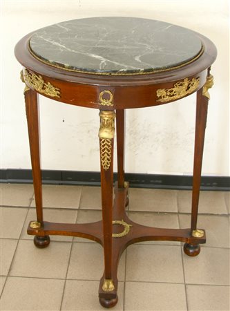 Tavolino da centro in noce stile impero con quattro montanti e fasce decorate...