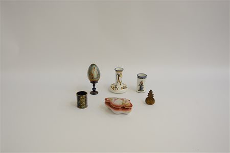 Lotto composto da due bicchieri, una bottiglia, una scatola in porcellana,...