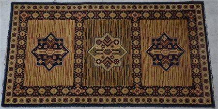 Tappeto meccanico secolo XX, disegno con tre medaglioni su fondo beige (cm...