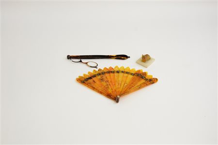 Lotto composto da una lorgnette, un ventaglio e un fermacarte in vetro in...