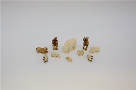 Lotto composto da dieci sculturine in osso: tre ippopotami, due elefanti, due...