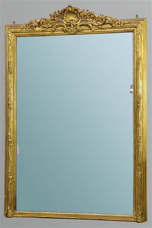 Caminiera in legno intagliato e dorato con cimasa traforata scolpita a valva...