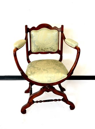 Poltroncina con schienale traforato e decorato a volute, braccioli mossi,...