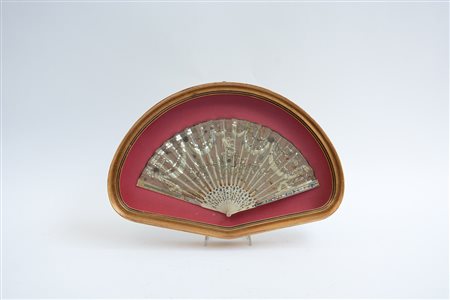 Ventaglio con stecche in avorio decorato con fregi argentati, pagina in pizzo...