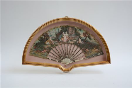 Ventaglio con pagina in carta dipinta con scena romantica, stecche in avorio...