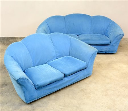 Coppia di divani imbottiti a due e tre posti. Rivestiti in stoffa azzurra