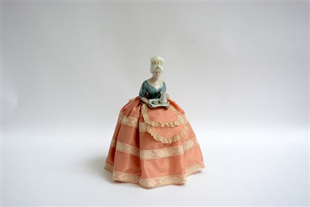 Bambola con corpo in porcellana con veste in raso e pizzo