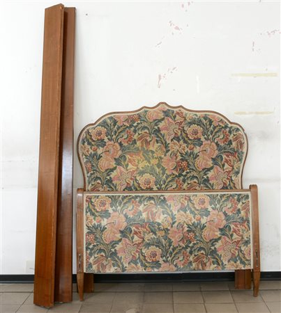 Letto ad una piazza con testata sagomata rivestita in tessuto e pediera con...