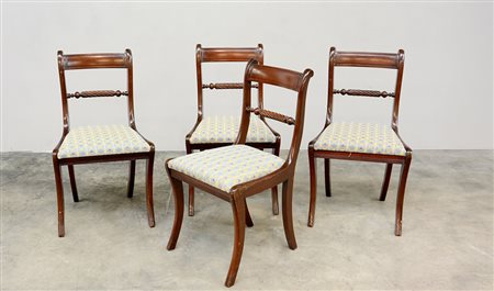 Gruppo di quattro sedie in mogano con schienale a giorno. Gambe a sciabola....