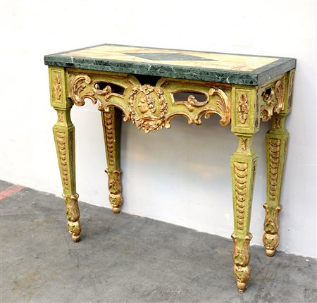 Antica consolle in legno laccato verde e dorata, fascia intagliata e...