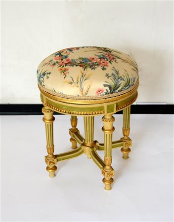 Sgabello in legno laccato e dorato, gambe rastremate unite da traverse